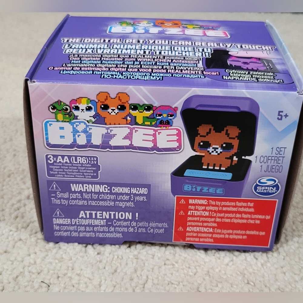 New Bitzee Interactive Toy Digital Pet and Case with 15 Animals
